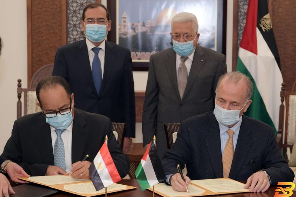 جانب من توقيع مذكرة التفاهم يوم الأحد الماضي مصطفى: استخراج الغاز سيشجّع الصناعة ويجلب المال لفلسطين