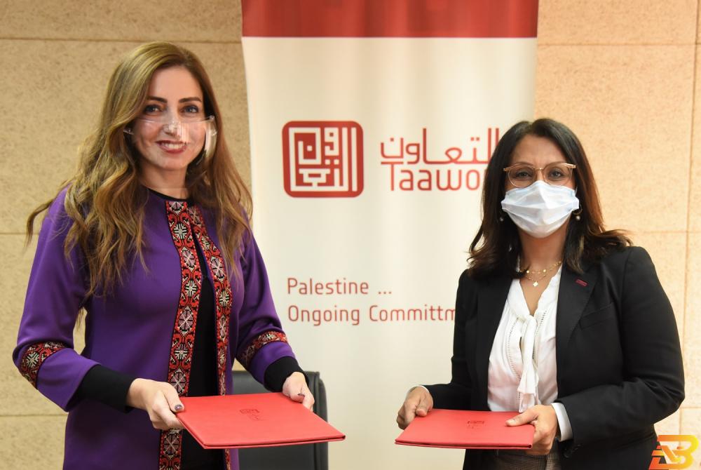 جانب من توقيع الاتفاقية ’التعاون’ و’اليونسكو’ توقّعان اتفاقية تعاون في مجالي التعليم والثقافة