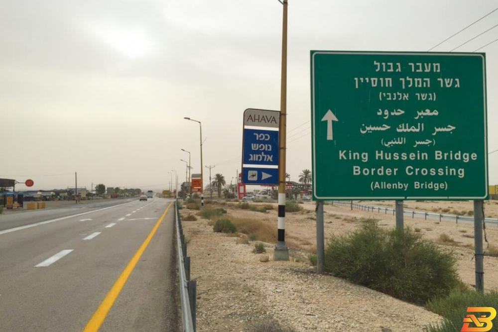 لافتة تشير إلى طريق جسر الملك حسين (الكرامة) اتفاق فلسطيني- أردني على آلية جديدة للسفر
