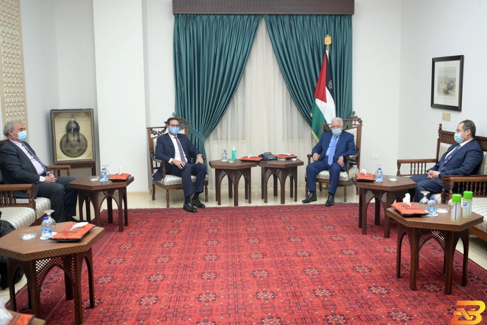 جانب من استقبال الرئيس محمود عباس لرئيس مجلس إدارة مجموعة بنك فلسطين هاشم الشوا في مقر الرئاسة برام الله الرئيس عباس: ’بنك فلسطين’ يقدّم نموذج نجاح للمؤسسات الفلسطينية