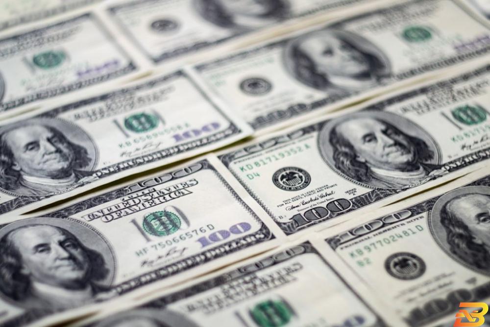 أوراق نقدية من عملة الدولار الأمريكي-تصوير وكالات الدولار يعتريه الضعف في ظل تعافي معنويات المخاطرة