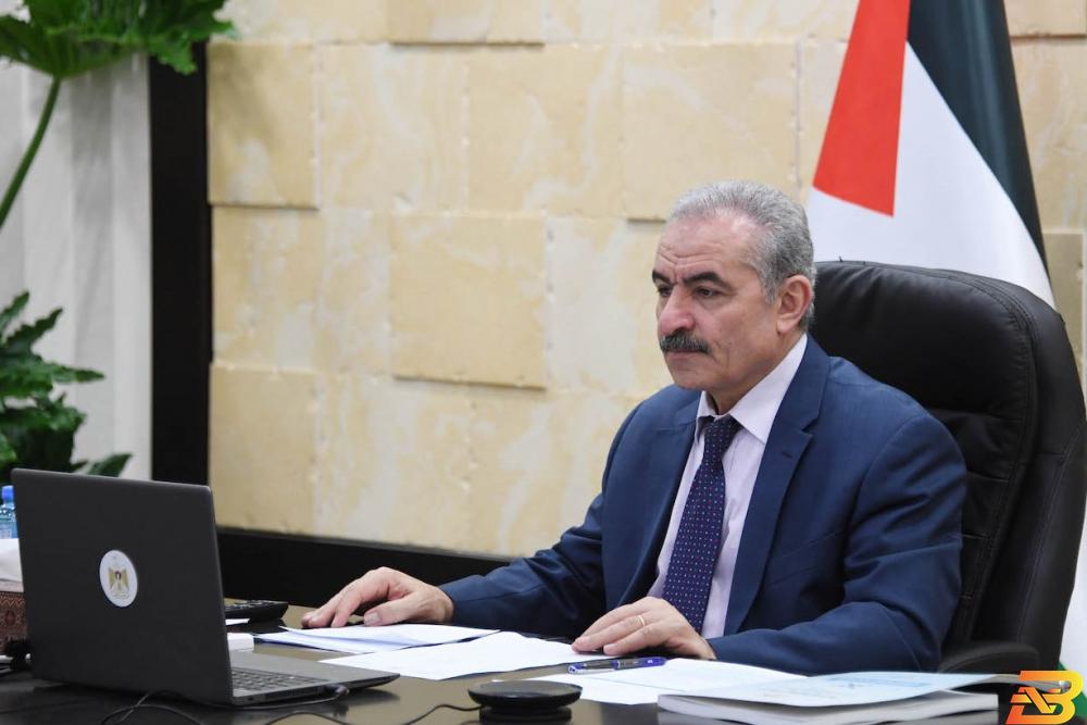 رئيس الوزراء محمد اشتية يلقي كلمته عبر تقنية زووم في إطلاق المؤتمر الوطني الأول للحوار الاجتماعي اشتية: نسعى للحصول على حقوق عمالنا في إسرائيل