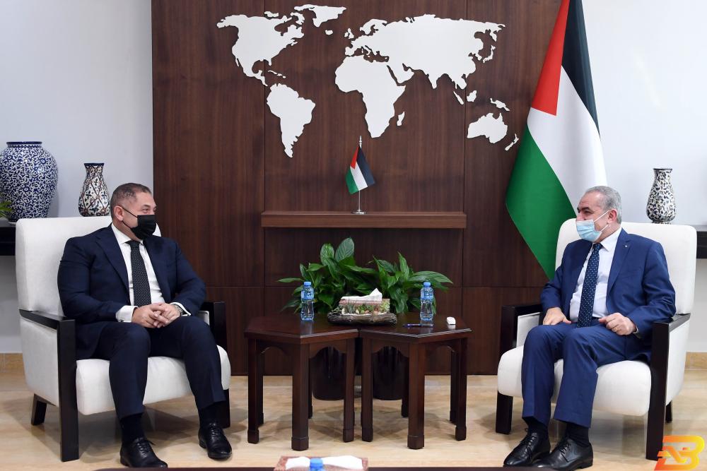 رئيس الوزراء محمد اشتية يستقبل السفير المصري لدى فلسطين طارق طايل اشتية: نريد أن يكون التزود بالغاز من مصر وليس من إسرائيل