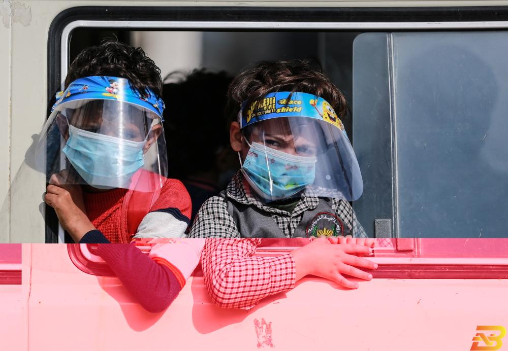 طفلان في غزة يرتديان كمامة للوقاية من عدوى فيروس كورونا-تصوير وكالات 22 وفاة وأكثر من ألفي إصابة جديدة بفيروس كورونا