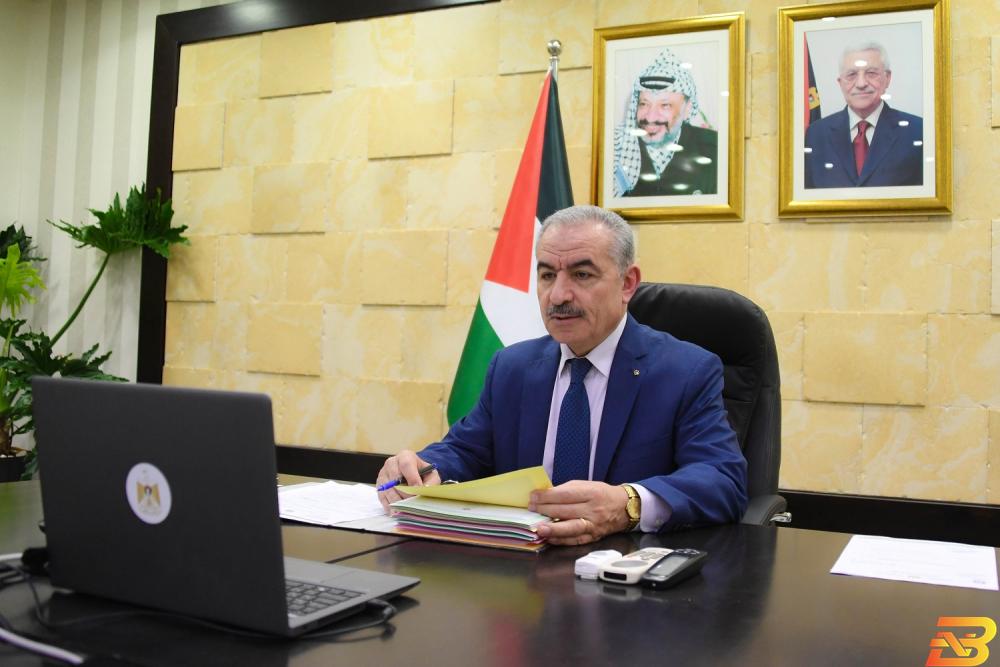 رئيس الوزراء محمد اشتية يترأس اجتماع الحكومة عبر الفيديو كونفرنس الحكومة توافق على تعيين كادر طبي بشكل طارئ لمواجهة ’كورونا’