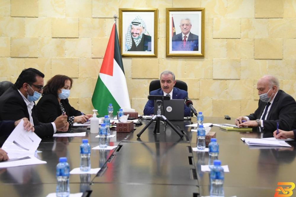 رئيس الوزراء محمد اشتية يترأس الاجتماع اشتية يوعز لوزارة الصحة ببدء تسجيل المواطنين للتطعيم