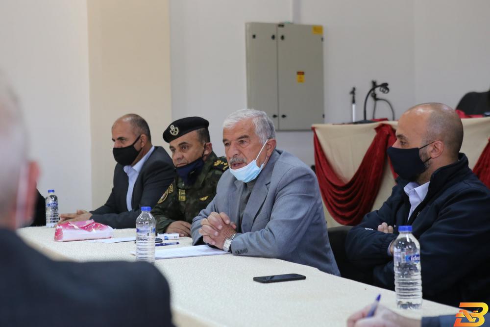 محافظ طوباس والأغوار الشمالية يونس العاصي يترأس اجتماع لجنة الطوارئ في المحافظة إغلاق محافظة طوباس لمواجهة تفشي فيروس كورونا