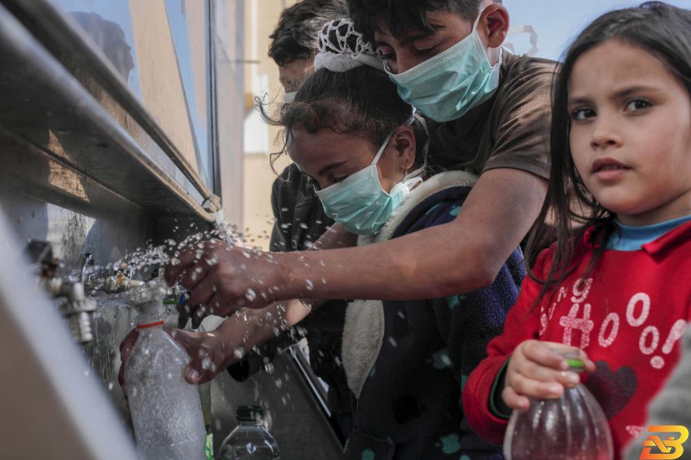 صورة توضيحية-أطفال فلسطينيون يملئون زجاجات المياه في منطقة بيت لاهيا شمال غزة. وبحسب اليونيسف.في غزة، تحصل أسرة واحدة فقط من كل 10 أسر على مياه نظيفة. تصوير: محمد الزعنون منحة إيطالية عبر البنك الدولي لتمويل مشاريع مياه بغزة