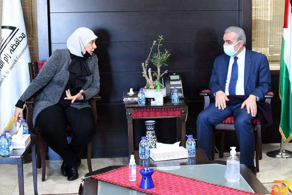جانب من اجتماع سابق بين رئيس الوزراء محمد اشتية ومحافظ رام الله والبيرة ليلى غنام اشتية يجتمع بالمحافظين، فهل سيتم تمديد الإغلاق؟