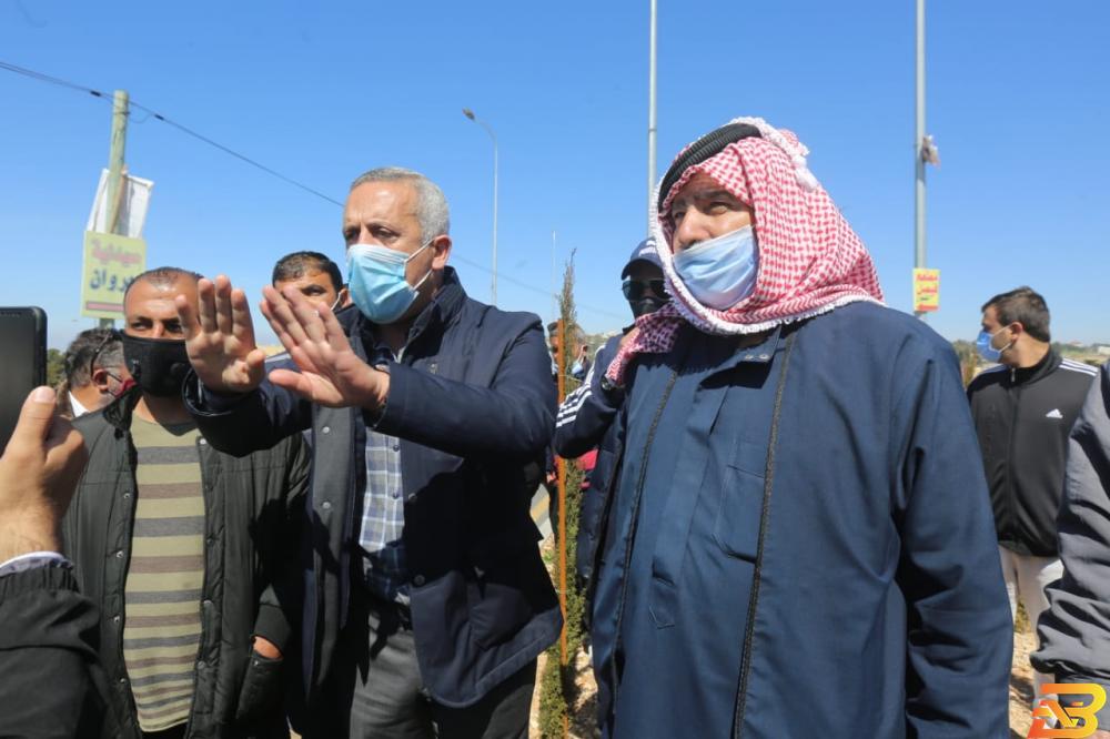 أهالي مرضى تجمعوا أمام مستشفى السلط الحكومي بعد الحادثة (تصوير أمير خليفة) كارثة في الأردن: انقطاع الأكسجين عن مستشفى يتسبب بوفاة 12 مصابًا بالكورونا