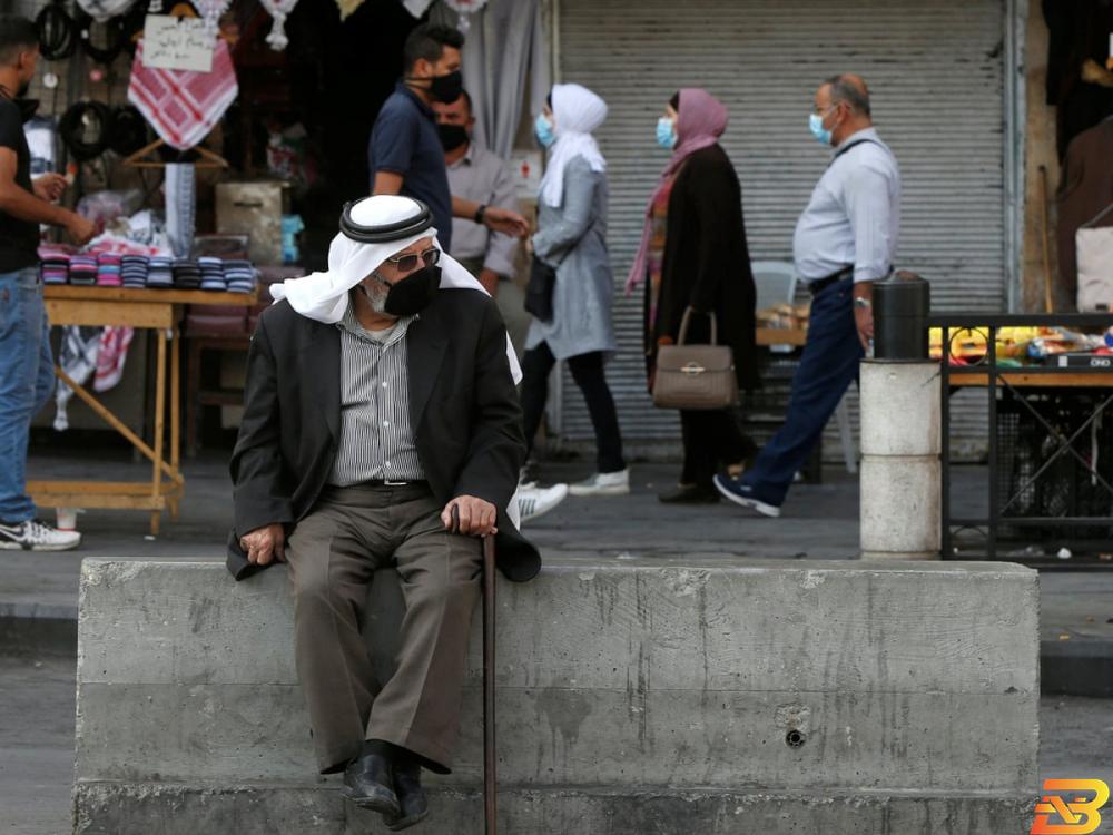 أردنيون يرتدون الكمامات وسط العاصمة الأردنية عمان-تصوير وكالات أعلى حصيلة يومية- الأردن تسجّل أكثر من 9400 إصابة