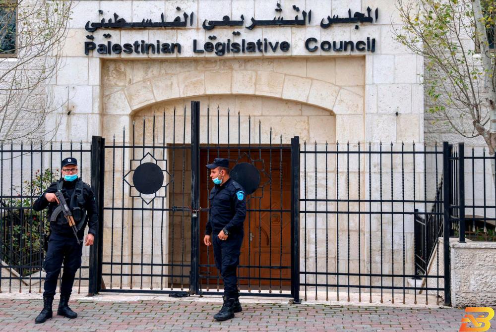 شرطيان فلسطينيان أمام مقر المجلس التشريعي في رام الله-تصوير رويترز ’فلسطين تنتخب’-فتح باب الترشح للانتخابات التشريعية