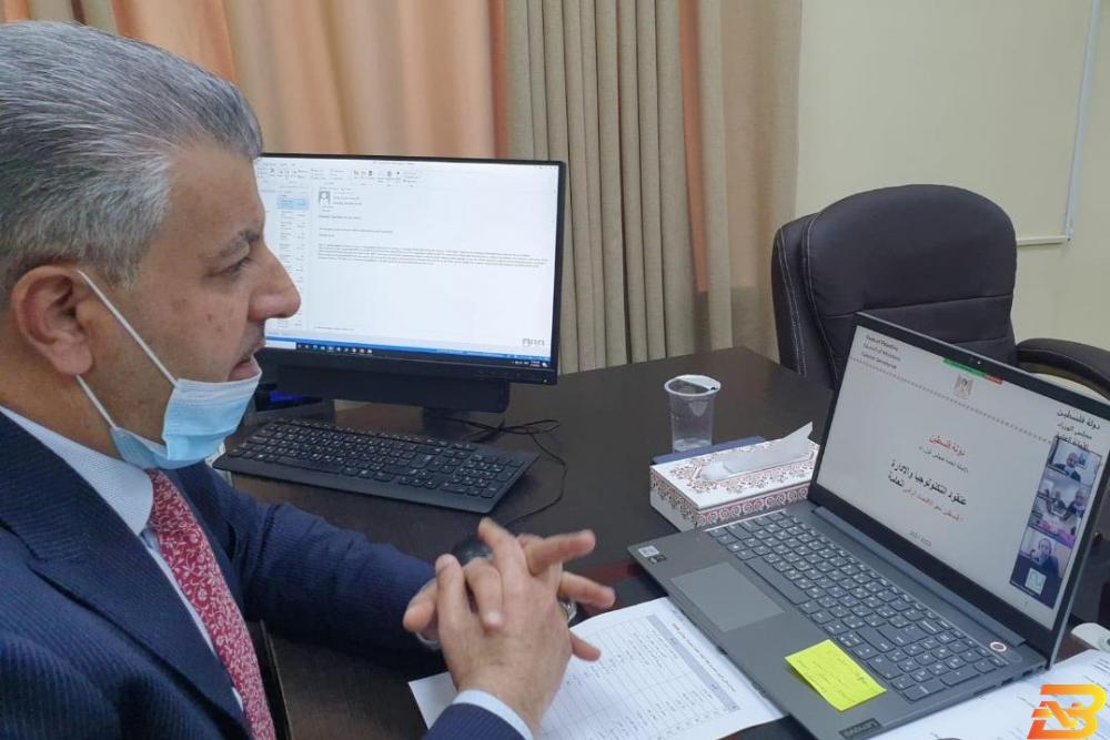 أمين عام مجلس الوزراء أمجد غانم، خلال اجتماعه مع اتحاد شركات أنظمة المعلومات (بيتا) عبر تقنية "زووم" الحكومة تستعرض وثيقة عنقود التكنولوجيا والإدارة العامة