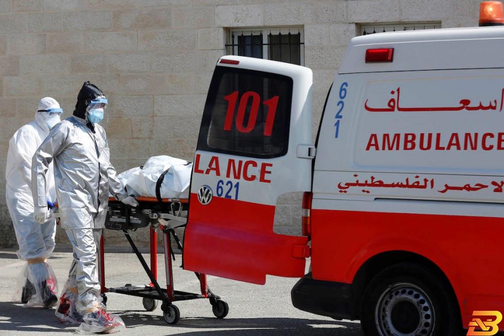طواقم اسعاف تنقل حالة وفاة بفيروس كورونا في نابلس-أرشيف وفا 27 وفاة و1780 إصابة جديدة بفيروس كورونا