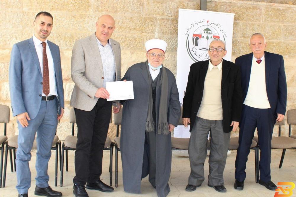 جانب من الزيارة وتقديم الدعم بنك القدس يدعم ’مدارس الأقصى’ للعام الخامس على التوالي