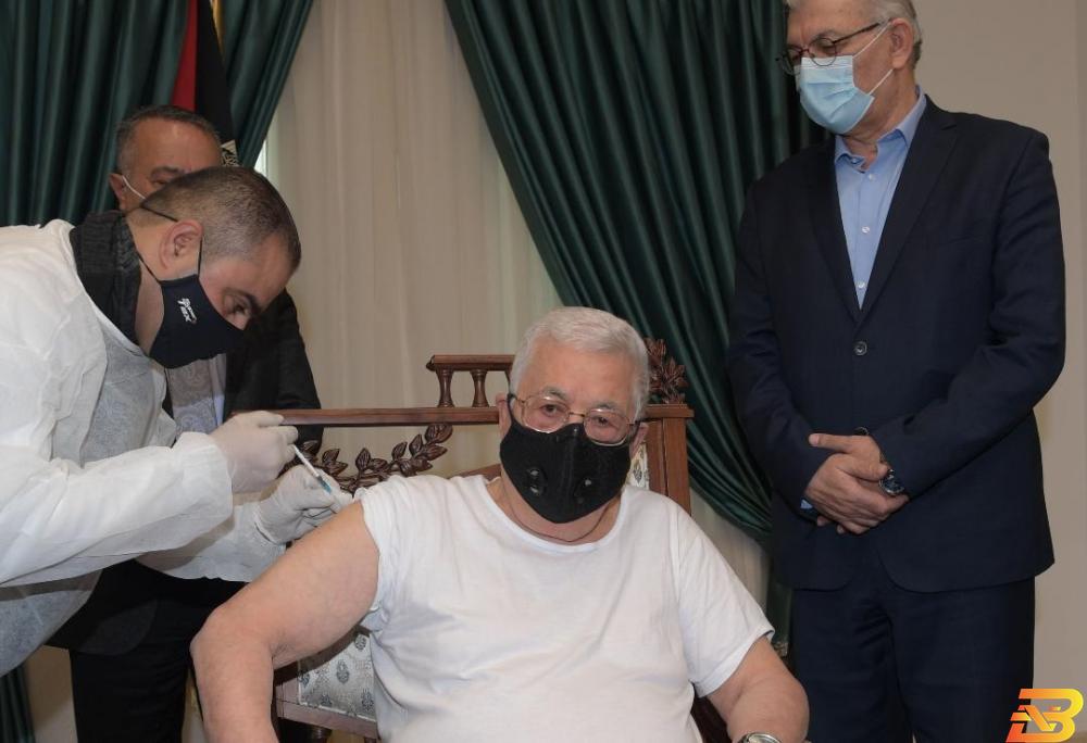 الرئيس محمود عباس يتلقى اللقاح المضاد لفيروس "كورونا" وزارة الصحة تطلق حملة التطعيم المجتمعية ضد فيروس كورونا