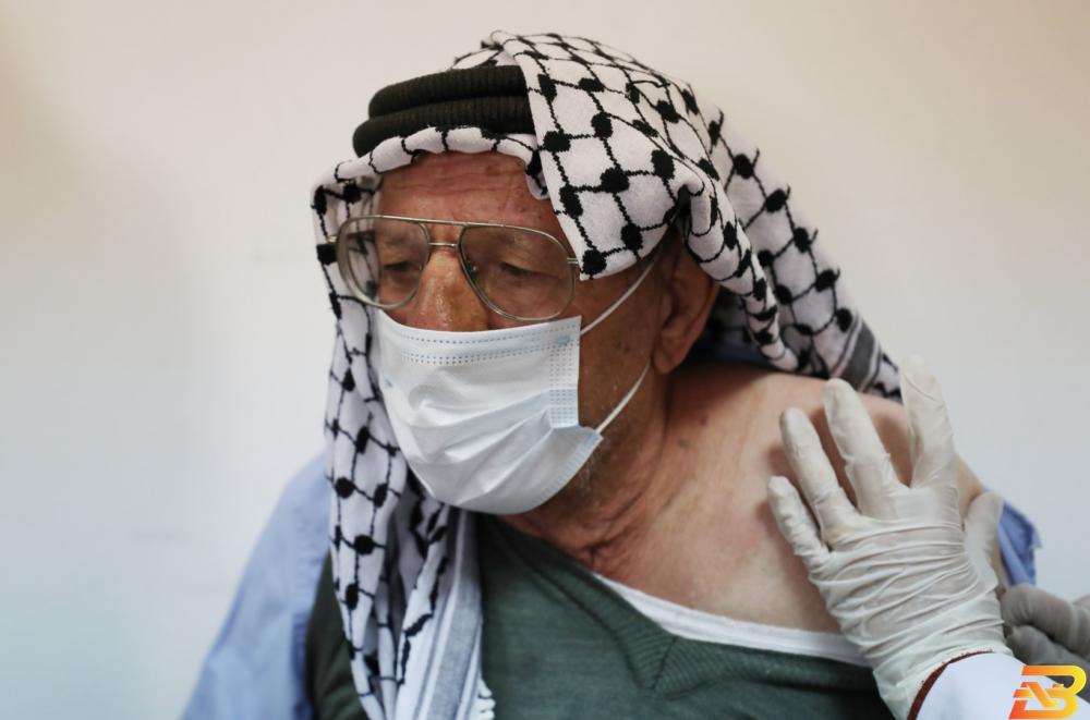مسن يتلقى اللقاح في مديرية الصحة بنابلس-تصوير وفا أكثر من ربع مليون فلسطيني أصيبوا بفيروس كورونا