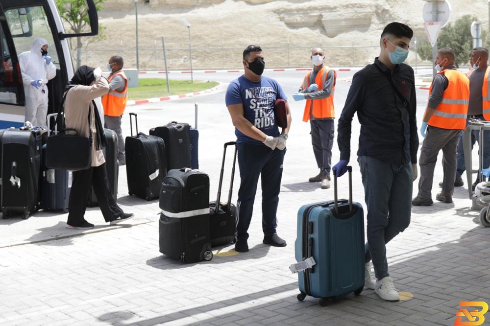 مسافرون على جسر الملك حسين (معبر الكرامة) إلغاء سفر الترانزيت من الجسر إلى المطار الخميس من كل أسبوع