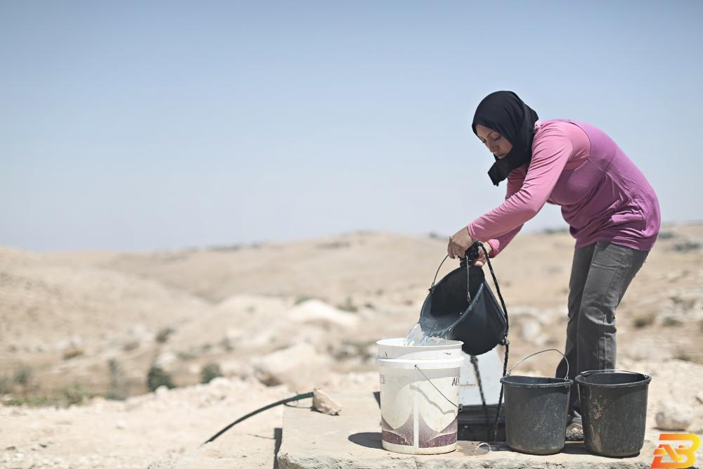 تعبئة المياه من الآبار-صورة توضيحية-تصوير وكالات معطيات: 20% من المياه المتاحة في فلسطين يتم شراؤها من شركة إسرائيلية