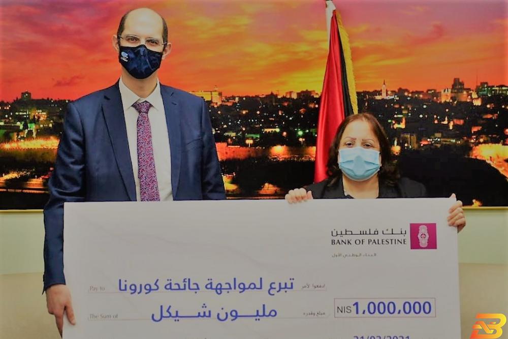 مدير عام بنك فلسطين محمود الشوا ووزيرة الصحة مي الكيلة بنك فلسطين يقدم تبرعًا عاجلاً بقيمة مليون شيقل لوزارة الصحة