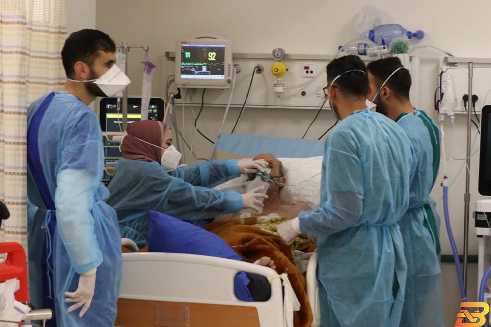 طواقم طبية في غرفة العناية المكثفة في مستشفى بالخليل-تصوير وفا الأعلى منذ بدء الجائحة- أكثر من مئتي مصاب في غرف العناية المكثفة