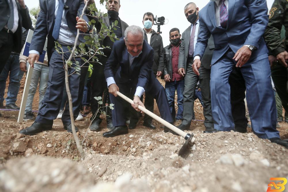 رئيس الوزراء محمد اشتية يزرع شجرة في الغابة الأوروبية إطلاق عدد من المشاريع في طوباس والأغوار بـ2.8 مليون دولار
