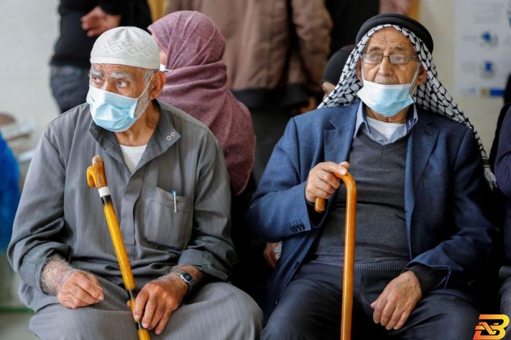 مواطنون في جنين ينتظرون دورهم لتلقي اللقاح المضاد لفيروس كورونا-تصوير رويترز 24 وفاة و1714 إصابة جديدة بفيروس كورونا