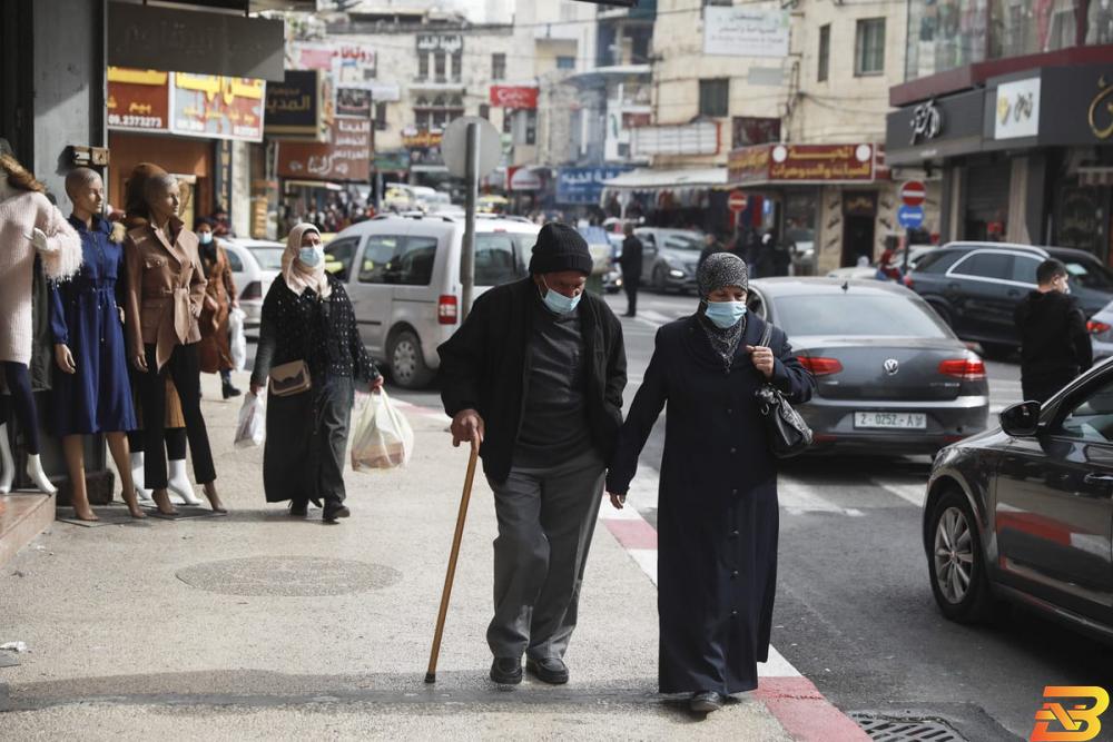 مواطنون يرتدون كمامات للوقاية من عدوى فيروس كورونا في مدينة رام الله-تصوير الأناضول 13 وفاة و2288 إصابة جديدة بفيروس كورونا