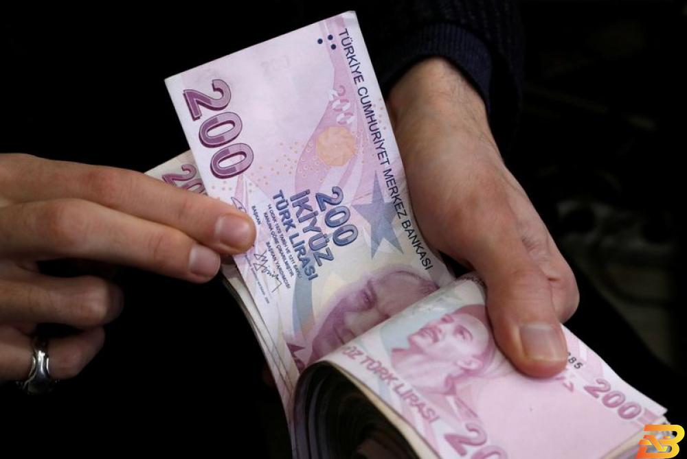 أوراق نقدية من عملة الليرة التركية-تصوير رويترز ارتفاع الليرة التركية بعد تعهد البنك المركزي بسياسة نقدية مشددة