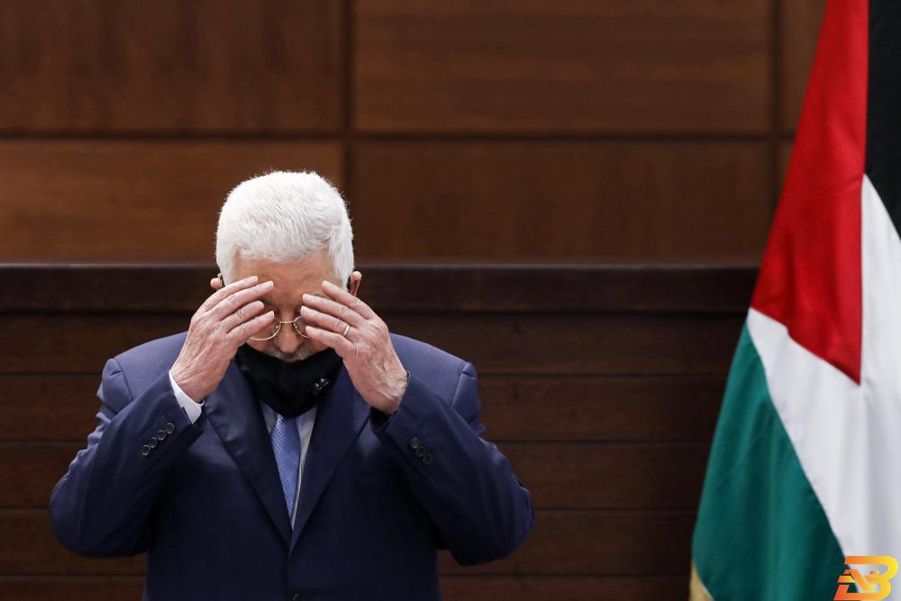 الرئيس عباس يتلو الفاتحة خلال اجتماع للقيادة الفلسطينية في رام الله-أرشيف وكالات الرئيس يمدد حالة الطوارئ لثلاثين يومًا