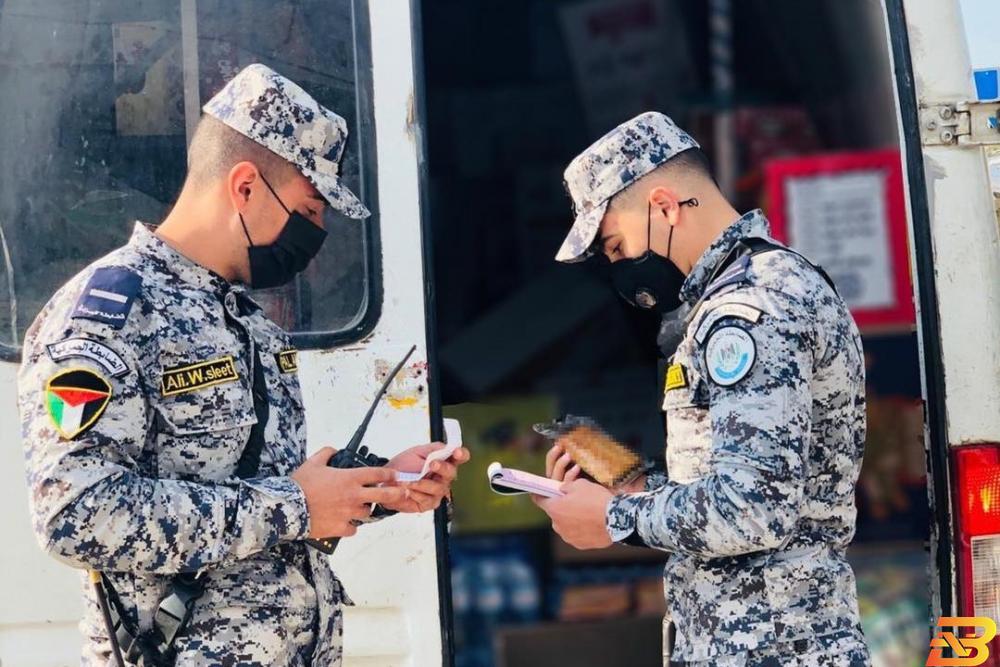 طواقم الضابطة الجمركية تفتش إحدى المركبات-صورة توضيحية الضابطة الجمركية تتعامل مع 376 قضية خلال آذار الماضي