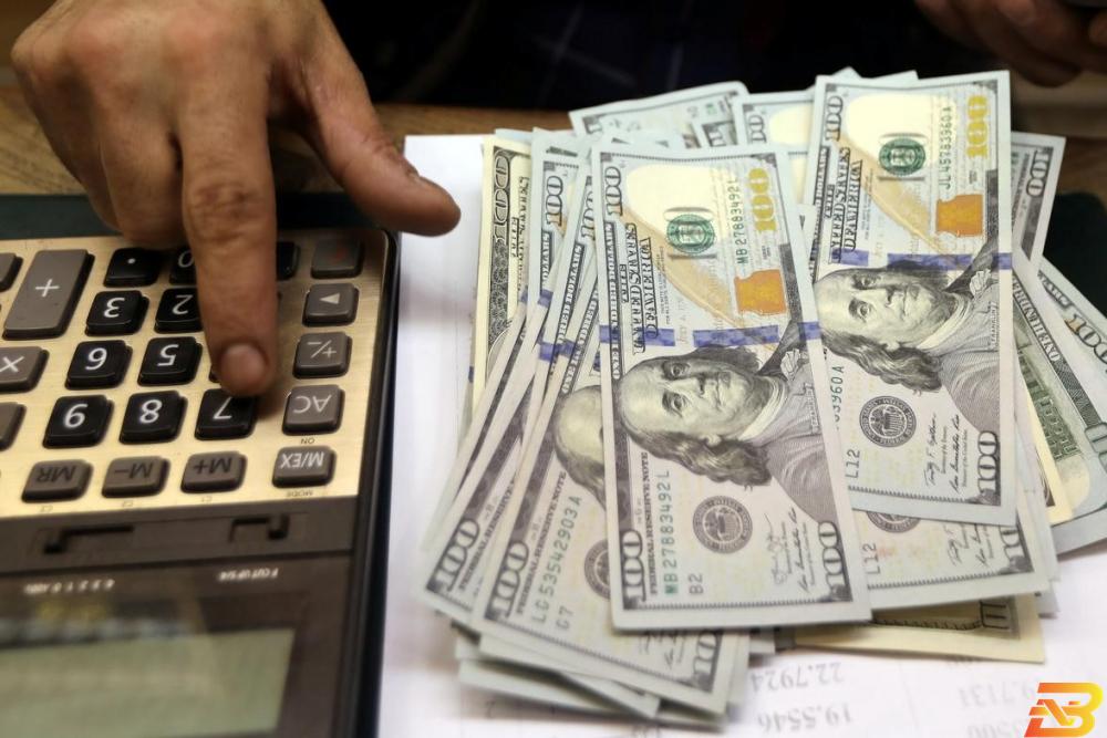 أوراق نقدية من عملة الدولار الأمريكي-تصوير وكالات الدولار يتراجع مع هبوط عائدات السندات الأمريكية