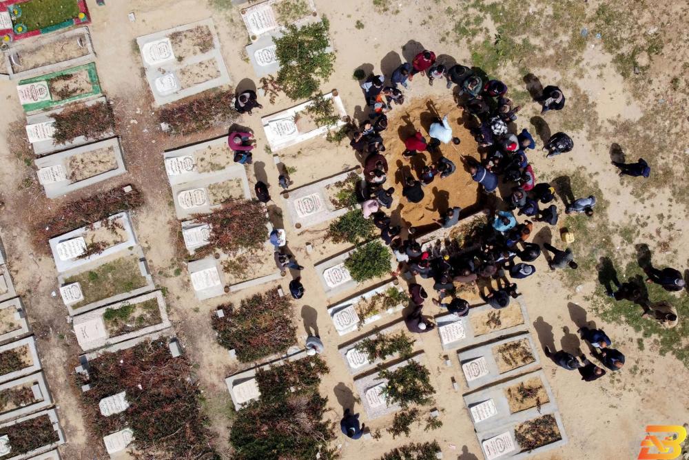 مواطنون يشاركون في مراسم دفن متوفي بالكورونا في غزة-تصوير رويترز حصيلة: أكثر من 3000 وفاة بفيروس كورونا في فلسطين