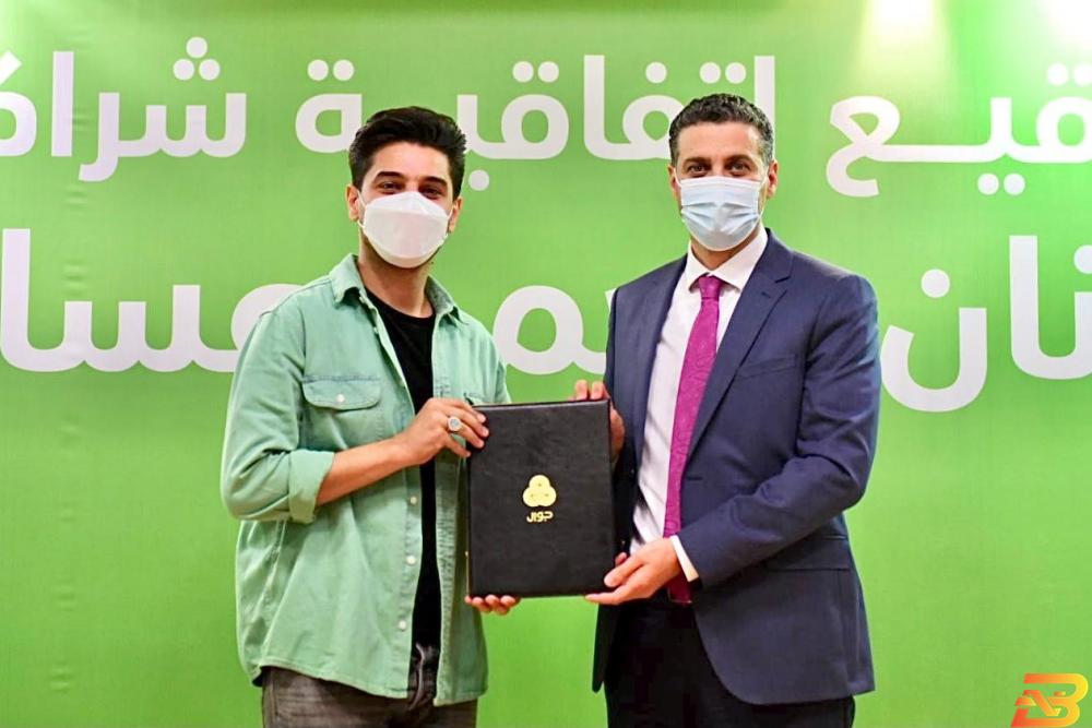 جانب من توقيع الاتفاقية بين مدير عام شركة جوال عبد المجيد ملحم ومحبوب العرب الفنان محمد عساف جوال توقّع اتفاقية شراكة مع محمد عساف لرعاية ألبوم غنائي