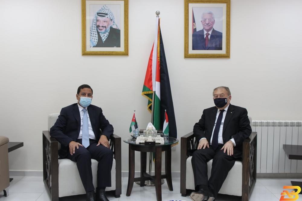 جانب من اللقاء وزير الاقتصاد والسفير الأردني يبحثان تعزيز علاقات التعاون الاقتصادي